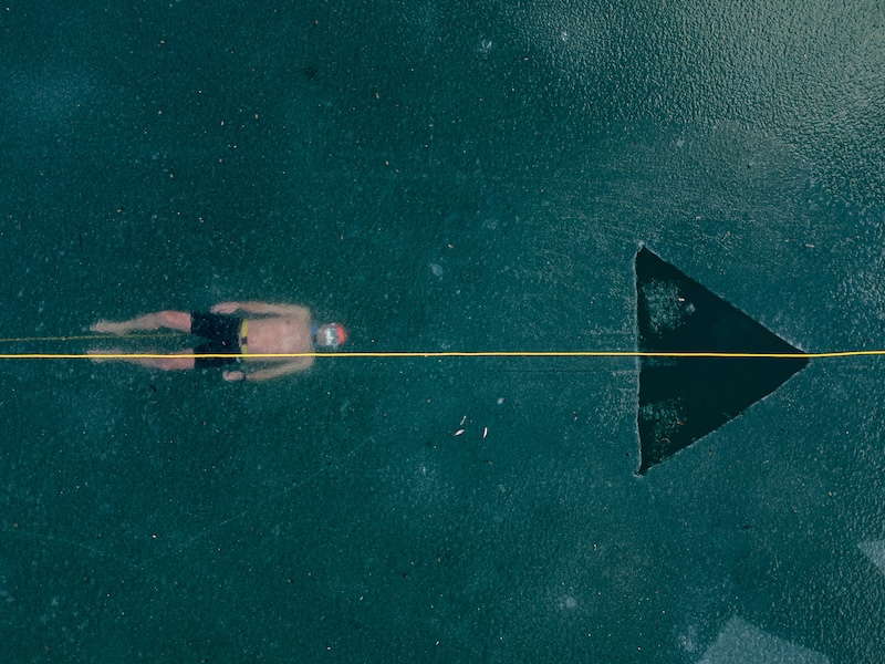 Otužilec freediver pod ledem