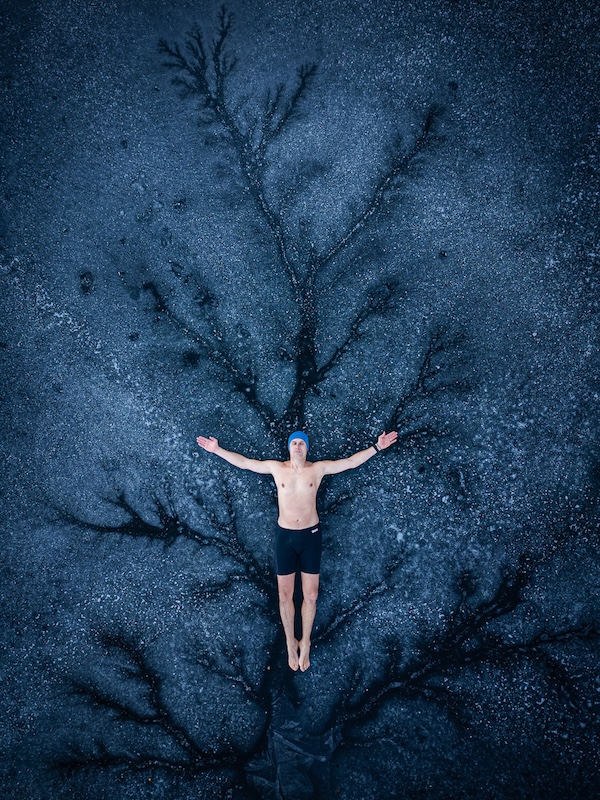 Otužilec leží na ledě